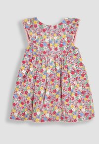 Vestido de estampado floral con fondo rosa, mangas con volantes, dos botones en la parte posterior y cintura fruncida. Tela de algodón con una textura suave.