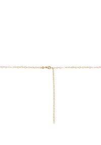 Bracciale in oro con piccoli anelli a forma di cuore e chiusura a moschettone. Dotato di catena di estensione regolabile per aggiustamenti di misura.