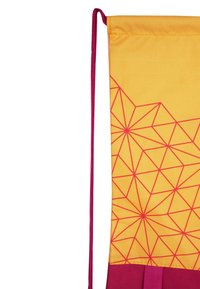 Gelber Stoffbeutel mit geometrischem roten Muster, Kordelzugverschluss und lila Akzenten am Boden. Insgesamt glatte Textur.