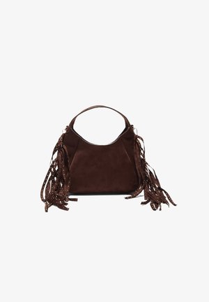 Tumma ruskea mokkanahkainen käsilaukku, jossa on kaareva kahva ja pitkät hapsunauhat, joita koristavat pienet niitit molemmilla puolilla.