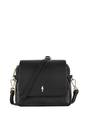 Czarna torebka na ramię z teksturowanej skóry, z regulowanym paskiem, złotym okuciem, przednią klapką oraz małym złotym emblematem na środku klapki.