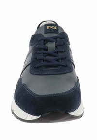 Zapatillas de navy combinando cuero liso y ante texturizado. Presentan una puntera redondeada, parte frontal con cordones y suela blanca en contraste. Detalle del logo en dorado.