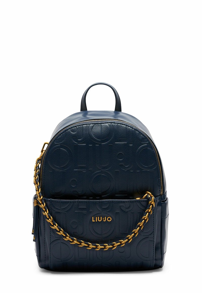 Sac à dos en cuir bleu marine avec motif de logo embossé, accent en chaîne dorée, forme arrondie et poignée supérieure. Dispose d'un compartiment principal zippé.
