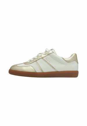 Weißer und goldener Sneaker mit niedrigem Schaft, weißen Schnürsenkeln und brauner Gummisohle, seitlich auf weißem Hintergrund dargestellt.