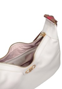 Borsa a mano in pelle bianca con hardware dorato e chiusura con zip. All'interno presenta una fodera rosa chiaro e una tasca aggiuntiva.