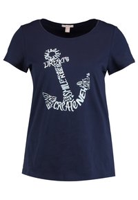 Námorníky modré bavlněné tričko s krátkým rukávem, které má bílý vzor kotvy složený z různých inspirativních slov a frází.