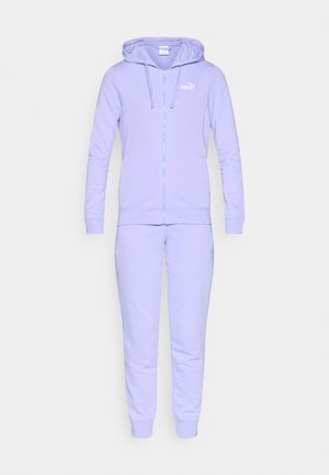 Ljuslila zip-up träningsdräkt med huva, gjord av mjukt tyg. Den har ribbade muddar, sidofickor och en liten logotyp på bröstet.