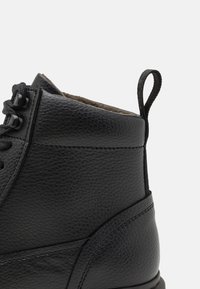 Tommy Jeans Šněrovací kotníkové boty - black