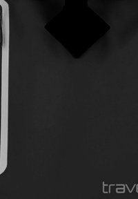 Bolsa de viaje negra con una superficie texturizada, que presenta una cremallera gris y un acento en forma de diamante cerca del asa. Diseño minimalista.