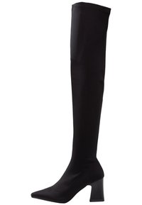 Botte en tissu noir jusqu'au genou avec une coupe ajustée, bout pointu et talon épais. Texture lisse sans motifs ni accents visibles.