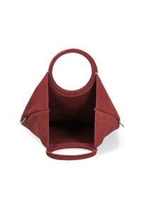 Borsa a tracolla rossa in suede con manico rotondo e forma triangolare. Interno aperto e tasca laterale con cerniera, con una consistenza morbida e un design minimalista.