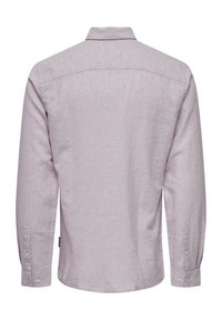 Camisa de manga larga de color lavanda claro, hecha de lino. Presenta un cuello clásico, corte recto y puños abotonados. La vista trasera no muestra patrones.