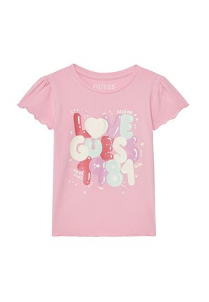 T-shirt rosa con maniche corte a volant, con testo colorato: "I LOVE GUESS 1981" con un cuore e accenti giocosi in varie tonalità pastello.