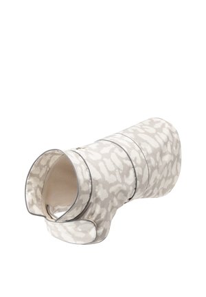 Kleiner Haustiertunnel mit beigem und weißem abstraktem Muster, weichem Innenfutter und rundem Eingang.