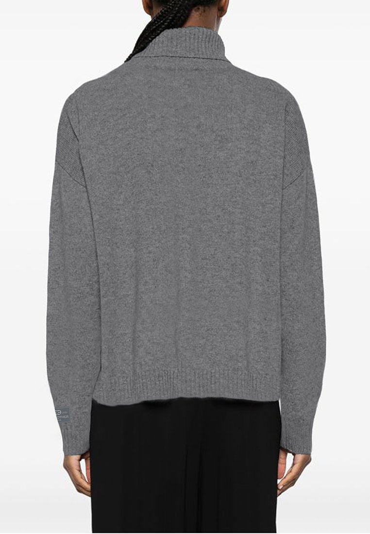 Szary sweter z dzianiny z prążkowanym golfem, długimi rękawami i skróconym fasonem o luźnym kroju, z dyskretnym logo na rękawie.