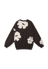 Sweatshirt marron foncé arborant de grands motifs floraux blancs, avec des poignets et un ourlet côtelés, ainsi qu'un écusson avec le texte "SMILE LOVE TODAY."