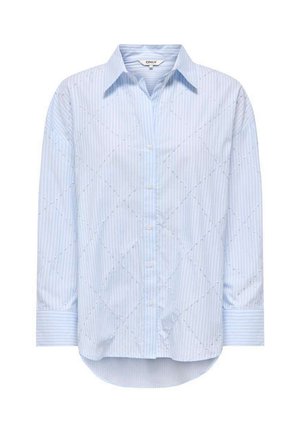 Chemise bleu clair à manches longues avec fines rayures blanches et motif matelassé subtil en losanges, col pointu et ourlet arrondi.