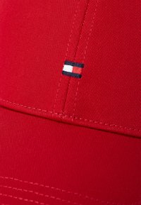 Tommy Hilfiger SMALL FLAG UNISEX - Kapa - medium red