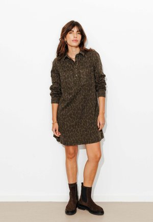 COURTE EN TOILE LÉOPARD - Robe en jean - imprimé marron