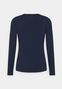 Marinblå långärmad topp med rund halsringning och figurnära design. Slät textur utan synliga mönster eller detaljer.