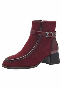Bottine bordeaux en daim avec une sangle et une boucle en cuir verni brillant, dotée d'un bout arrondi et d'un talon carré modeste.