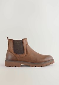 Braune Leder Chelsea-Stiefel mit dickem Profilsohle, elastischem Seitenpanel und Zuglasche auf weißem Hintergrund, seitlich dargestellt.