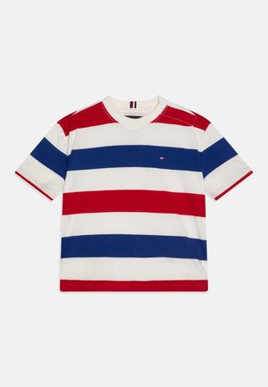 T-shirt en coton avec des rayures horizontales rouges, blanches et bleues. Il présente un col rond et des manches courtes, avec un petit logo sur la poitrine.