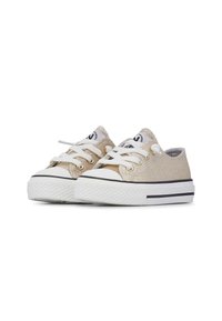 Zapatillas de lona doradas con purpurina y cordones blancos, con puntera de goma y suela blanca texturizada con detalles en negro. Diseño de caña baja.