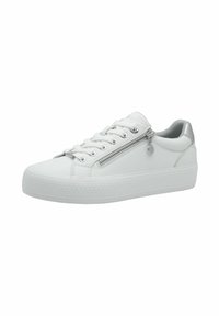 Zapatilla blanca con una textura suave, que presenta un zipper lateral, cordones redondos y un detalle plateado en el talón. Suela gruesa de goma blanca.