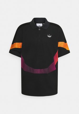Zwart polohemd met korte mouwen, voorzien van oranje en paarse diagonale strepen, een ritskraag en een wit Adidas trefoil-logo op de borst.