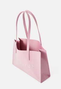 Saco tote rosa, brilhante, com duas alças longas, forma retangular e topo aberto. Apresenta um logo em relevo branco na frente e textura suave.