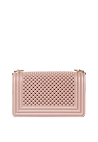 Rosa strukturierte Clutch mit einem gewebten Perlenmuster, ausgestattet mit einem glatten Rahmen, goldfarbenen Beschlägen und einer rechteckigen Form.