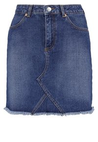 Falda vaquera con dobladillo deshilachado, cintura alta y patrón de costuras diagonales en azul medio, con herrajes de tono cobrizo y cinco bolsillos.