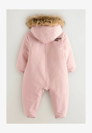 Roosa laste talveülikond, millel on valejõhvi äärega kapuuts, elastsed mansetid ja sääreotsad ning "SUPERDRY" bränding parema õla kohal.