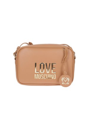 Borsa a tracolla in pelle sintetica color tan con audace logo metallici "LOVE MOSCHINO", chiusura con zip e etichetta rotonda con logo attaccata.