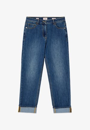 Blaue Jeans aus Denim mit normaler Passform, Fünf-Taschen-Stil, Knopfverschluss und umgeschlagenen Bündchen, die gelbe Nahtdetails zeigen.