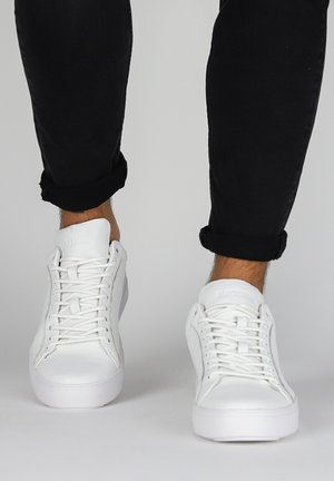 Trainers - white