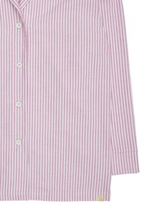 Camicia a righe rosa chiaro e bianca, realizzata in tessuto morbido, con bottoni bianchi e un'etichetta sull'orlo. Maniche lunghe incluse.