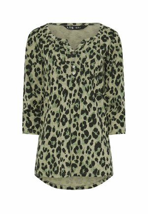 Top de leopardo verde con escote en V, mangas largas y detalle de botones. Fabricado en tejido ligero con un diseño de dobladillo curvo.
