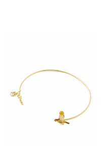 Bracelet doré avec un bandeau en métal fin et un charm en forme d'oiseau avec des plumes, accentué par un petit fermoir décoratif.