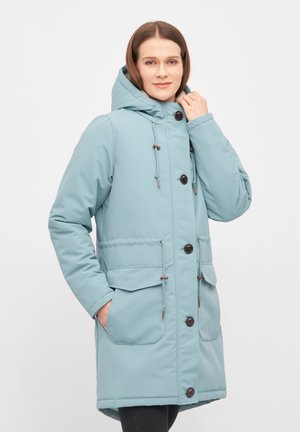 Lichtblauwe waterdichte parka met capuchon, grote voorzakken en togg sluitingen. Voorzien van bruine knopen en verstelbare trekkoorden voor de pasvorm.