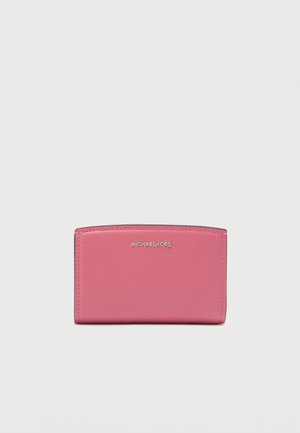 Pinkfarbenes Lederportemonnaie mit glatter Textur, ausgestattet mit einer abgerundeten Oberseite und einem in Silber geprägten "MICHAEL KORS"-Logo. Kompakte rechteckige Form.