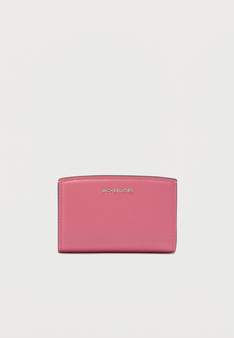 Ροζ δερμάτινο πορτοφόλι με λείο υφή, με καμπυλωτό πάνω μέρος και ανάγλυφο λογότυπο "MICHAEL KORS" σε ασημί. Συμπαγής ορθογώνιο σχήμα.