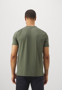 EA7 Emporio Armani Camiseta deportiva - beetle