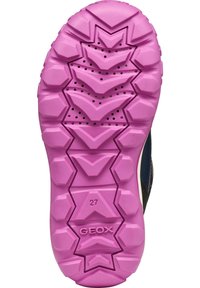 Suela de goma rosa con un patrón texturizado que presenta formas en zigzag y hexagonales. La suela incluye orificios de ventilación. La marca Geox es visible.