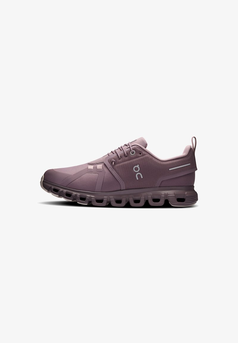 Chaussures de sport de couleur violet clair, dotées d'une tige texturée, d'un bout renforcé et d'une semelle segmentée pour la flexibilité et le soutien.
