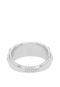 Anello in argento con incisione "JOOP!" sul lato interno, superficie liscia con una sottile texture e piccoli elementi decorativi sul bordo esterno.