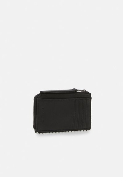 Portefeuille en cuir noir avec fermeture éclair, présentant plusieurs emplacements pour cartes et un extérieur texturé. Forme compacte et rectangulaire, avec un minimalisme dans les détails.