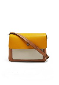 Borsa a tracolla in pelle con patta gialla senape, tasca frontale beige e cinturino regolabile marrone con fibbia in argento.