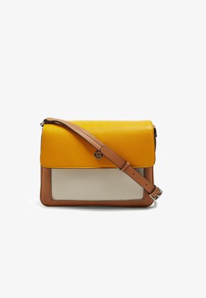 Kožená crossbody taška s hořčicově žlutým klopou, béžovou přední kapsou a nastavitelným hnědým popruhem se stříbrnou sponou.